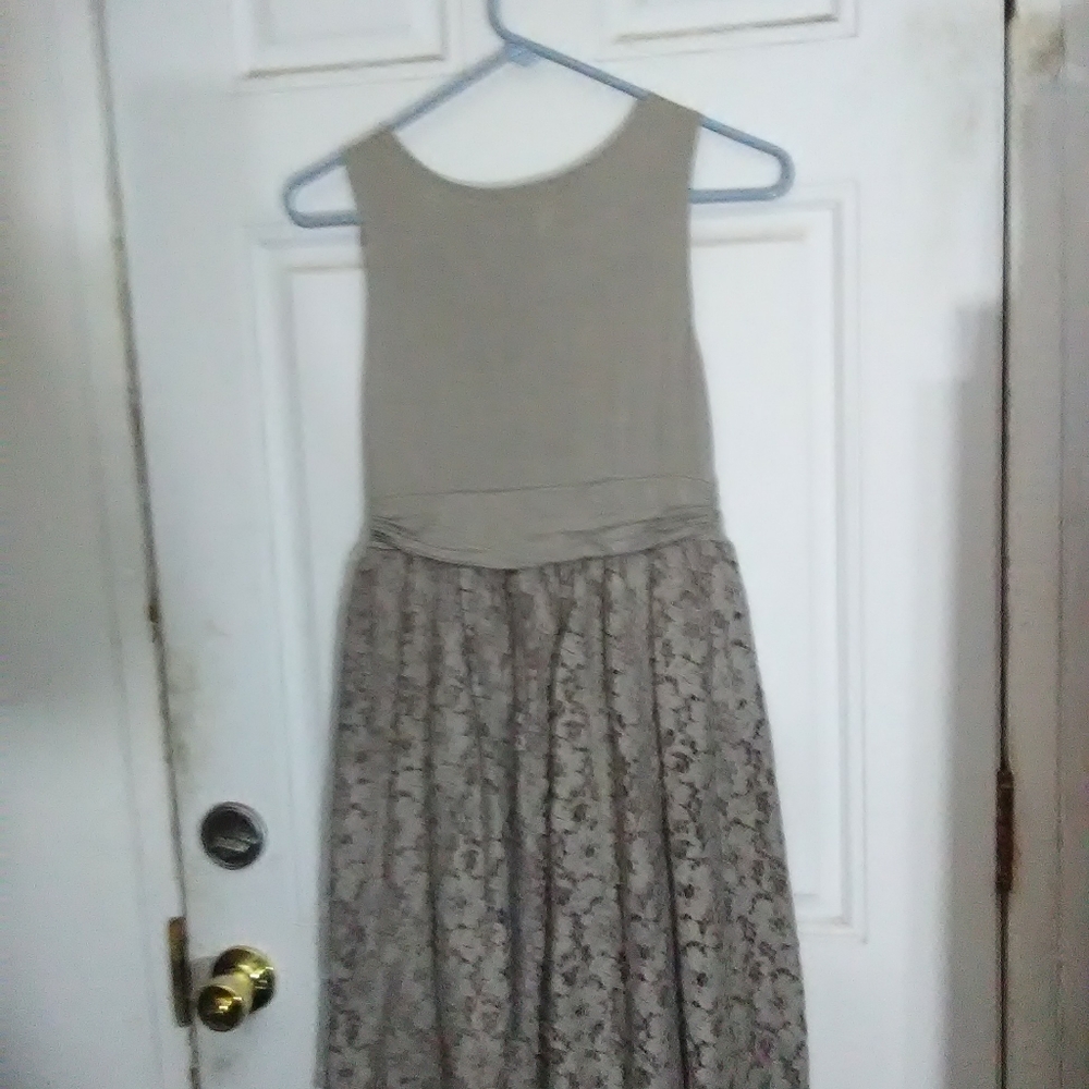 Young women's sleeveless top dress with lace